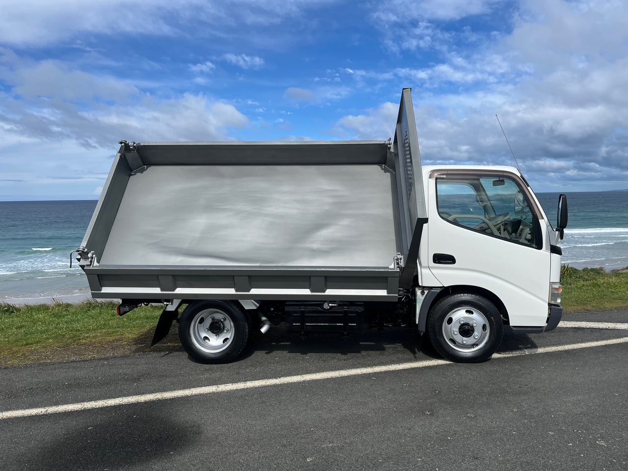 2007 Hino Dutro 3-Way Tipper Import
