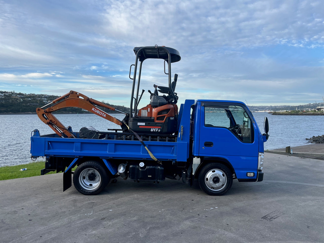 2012 Isuzu Elf Tipper + Digger Package