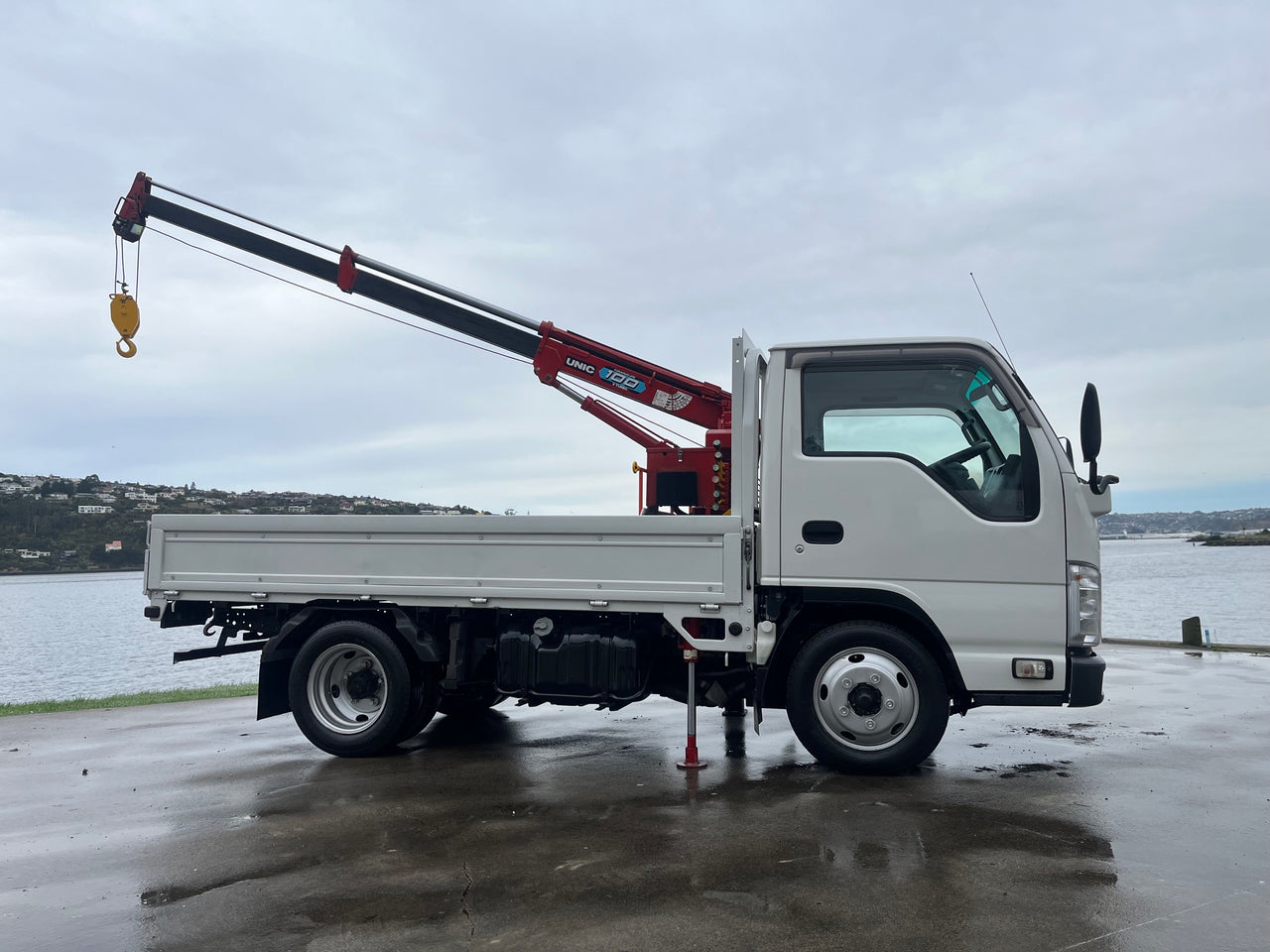 2017 Isuzu Low Km Flatdeck Crane
