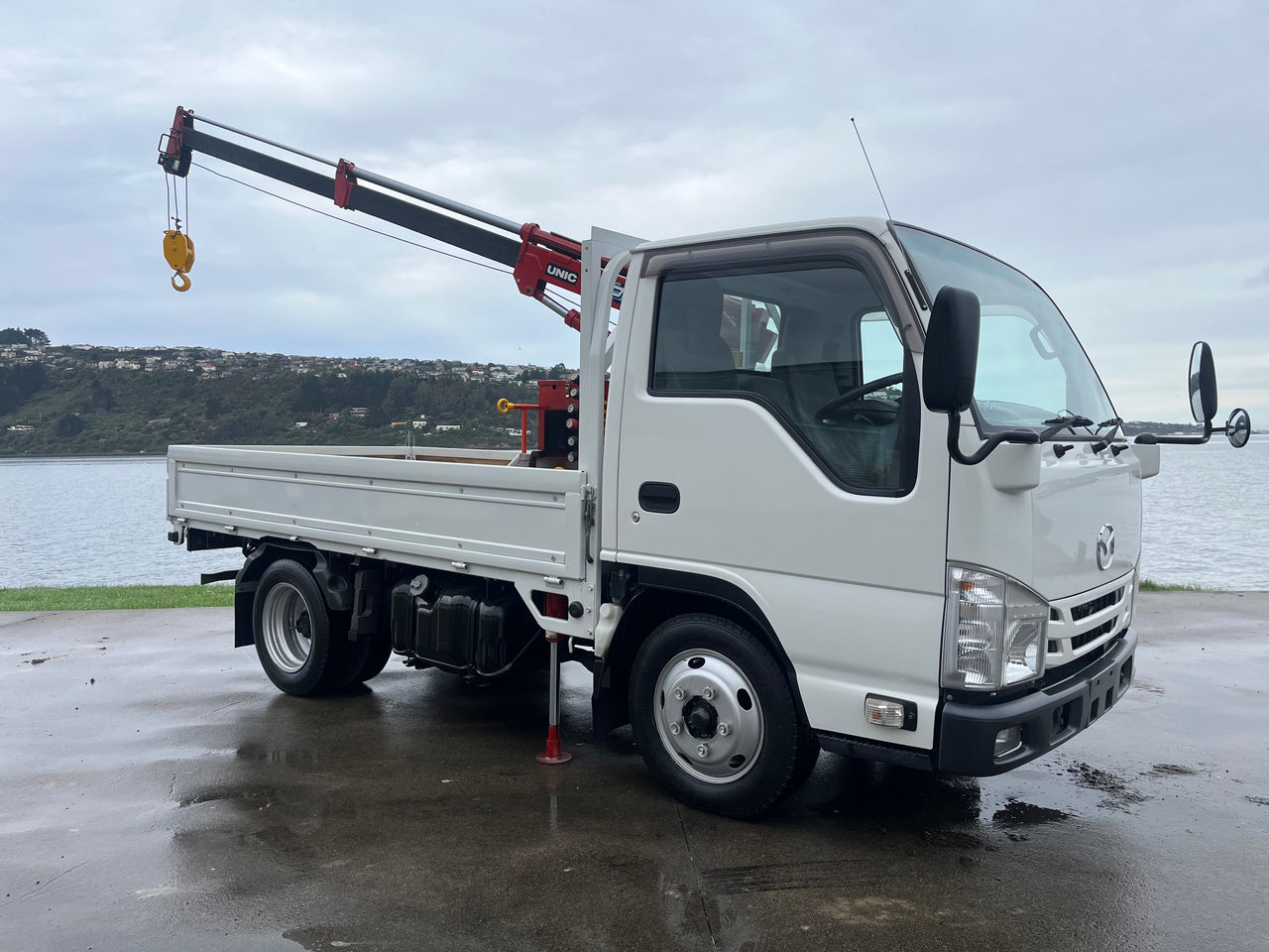 2017 Isuzu Low Km Flatdeck Crane